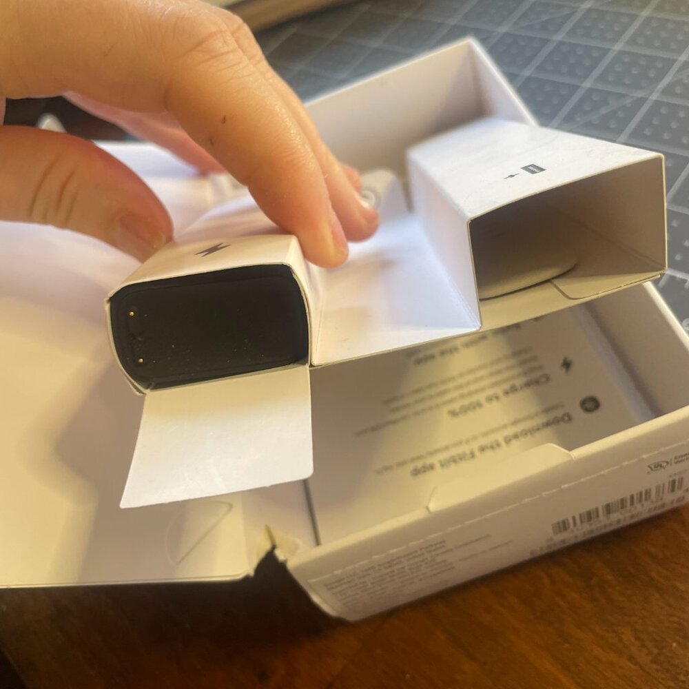 Google FitBit Charge6 with Mesh Watch Band - Picture 5 of 5